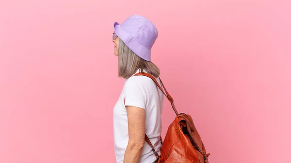 Mujer Pelo Blanco Mediana Edad Vista Perfil Pensando Imaginando Soñando — Foto de Stock