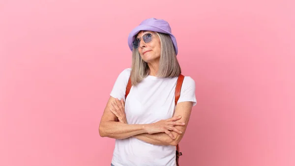 Femme Cheveux Blancs Âge Moyen Haussant Les Épaules Sentant Confus — Photo