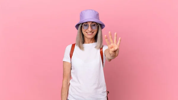 Mulher Cabelo Branco Meia Idade Sorrindo Olhando Amigável Mostrando Número — Fotografia de Stock