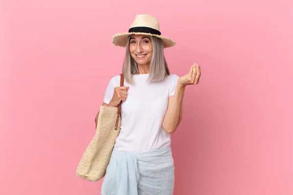 中年白发女人做花冠或钱的姿势 叫你付钱 夏天的概念 — 图库照片