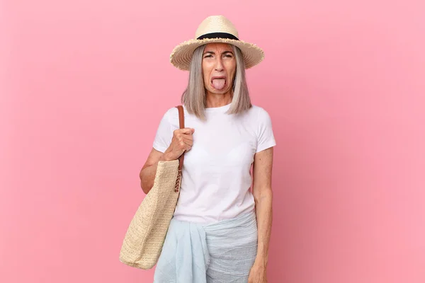 Femme Cheveux Blancs Âge Moyen Sentant Dégoûté Irrité Langue Concept — Photo