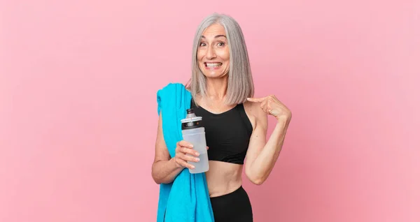 Mulher Cabelo Branco Meia Idade Sentindo Feliz Apontando Para Mesmo — Fotografia de Stock