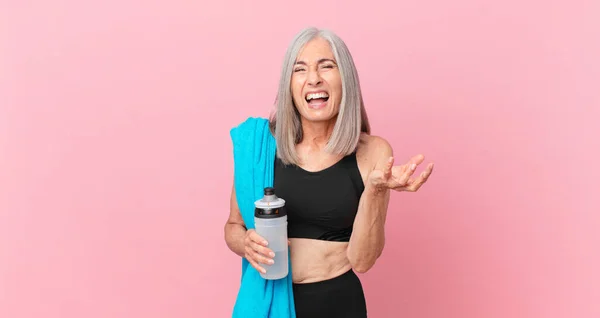 Mezza Età Donna Capelli Bianchi Cercando Arrabbiato Infastidito Frustrato Con — Foto Stock