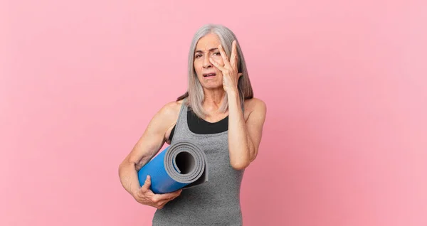 Frau Mittleren Alters Mit Weißem Haar Fühlt Sich Gelangweilt Frustriert — Stockfoto