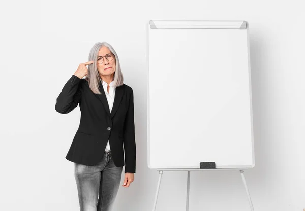 Frau Mittleren Alters Mit Weißem Haar Fühlt Sich Verwirrt Und — Stockfoto