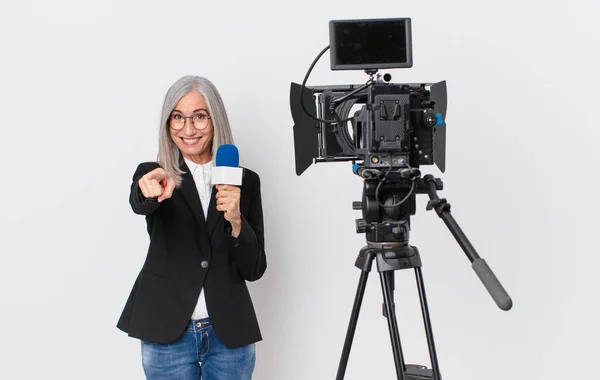 Frau Mittleren Alters Mit Weißem Haar Zeigt Auf Die Kamera — Stockfoto