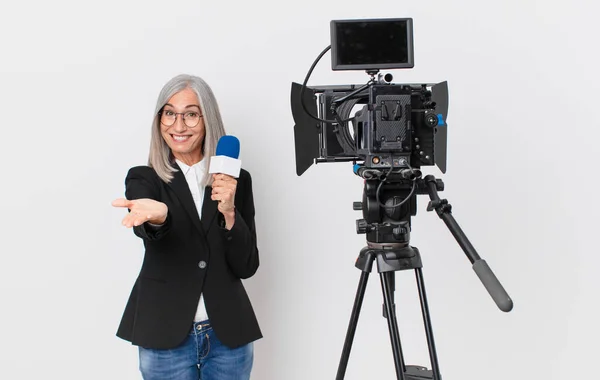 Medelålders Vit Hår Kvinna Ler Glatt Med Vänliga Och Erbjuder — Stockfoto