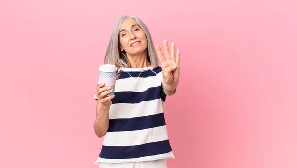 Mulher Cabelo Branco Meia Idade Sorrindo Olhando Amigável Mostrando Número — Fotografia de Stock