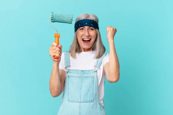 Frau Mittleren Alters Mit Weißem Haar Bemalt Eine Wand — Stockfoto