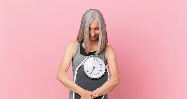 Mujer Pelo Blanco Mediana Edad Sosteniendo Una Báscula Peso Concepto —  Fotos de Stock