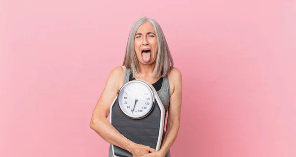 Mujer Pelo Blanco Mediana Edad Sosteniendo Una Báscula Peso Concepto —  Fotos de Stock