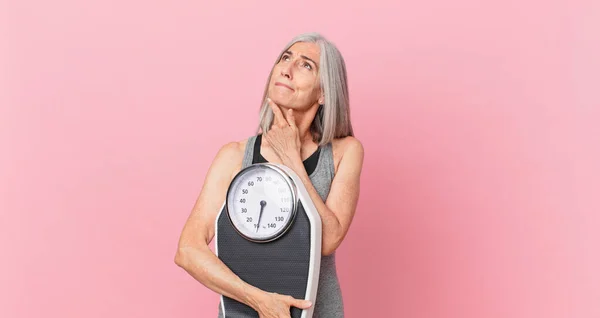 Mujer Pelo Blanco Mediana Edad Sosteniendo Una Báscula Peso Concepto —  Fotos de Stock