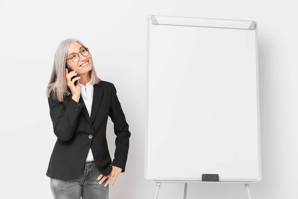 Middelbare Leeftijd Wit Haar Zakenvrouw Met Een Leeg Bord Kopieerruimte — Stockfoto