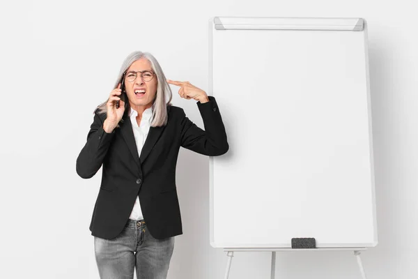 Middelbare Leeftijd Wit Haar Zakenvrouw Met Een Leeg Bord Kopieerruimte — Stockfoto