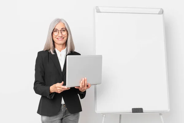 Middelbare Leeftijd Wit Haar Zakenvrouw Met Een Leeg Bord Kopieerruimte — Stockfoto