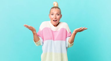 Güzel sarışın kadın kendini mutlu hissediyor ve inanılmaz bir şey karşısında şaşkına dönüyor.