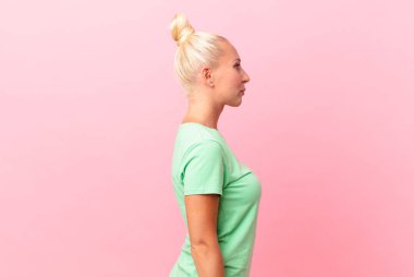 Profildeki güzel sarışın kadın hayal mi kuruyor yoksa hayal mi kuruyor?