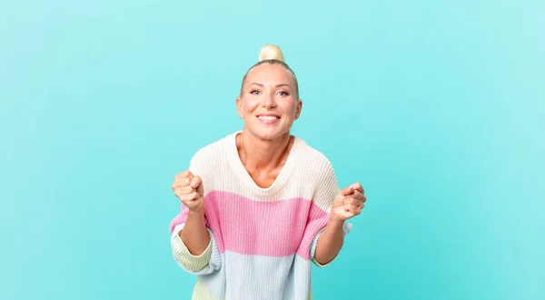 Bella Donna Bionda Sentirsi Scioccato Ridendo Celebrando Successo — Foto Stock