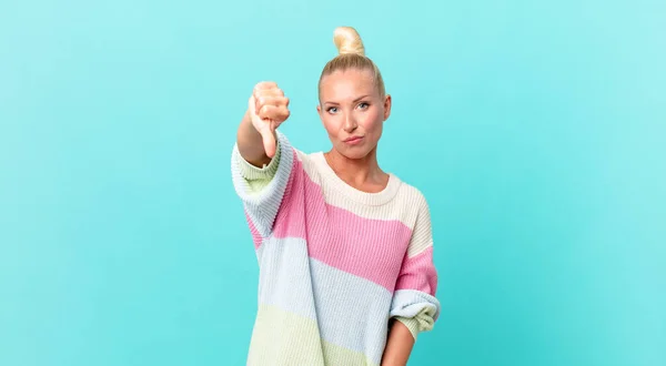 Mooie Blonde Vrouw Gevoel Kruis Tonen Duimen Naar Beneden — Stockfoto