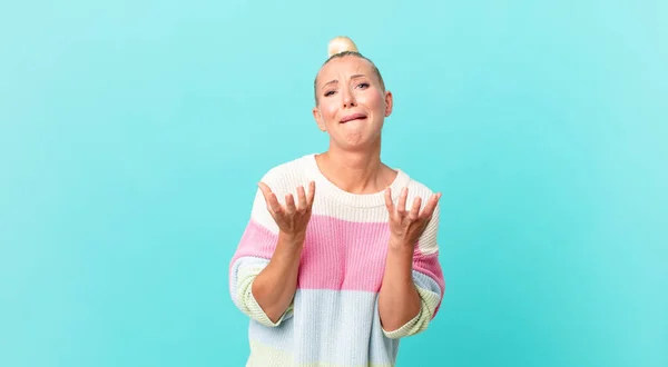 Pretty Blond Woman Looking Desperate Frustrated Stressed — Stock Photo, Image