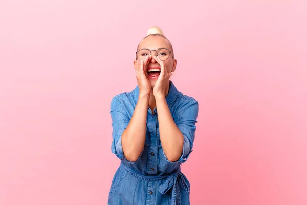 Mooie Blonde Vrouw Gevoel Gelukkig Het Geven Van Een Grote — Stockfoto