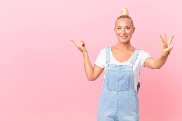 Bonita Mulher Loira Sorrindo Olhando Amigável Mostrando Número Três — Fotografia de Stock