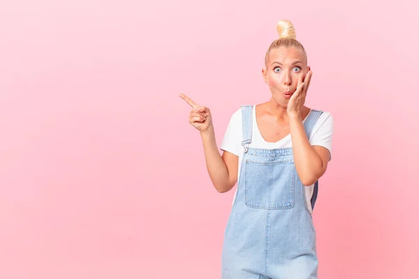 Pretty Blond Woman Feeling Shocked Scared — Stock Photo, Image