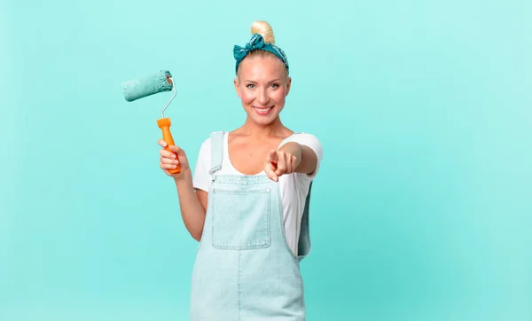 Mulher Loira Bonita Apontando Para Câmera Escolhendo Você Pintando Uma — Fotografia de Stock