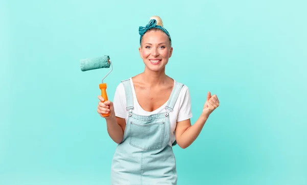 Hübsche Blonde Frau Ist Schockiert Lacht Und Feiert Erfolg Und — Stockfoto