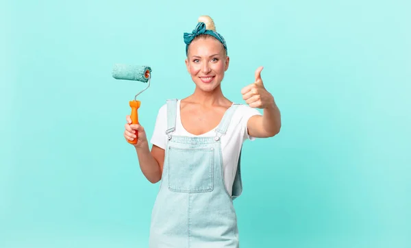 Bonita Mujer Rubia Sintiéndose Orgullosa Sonriendo Positivamente Con Los Pulgares — Foto de Stock