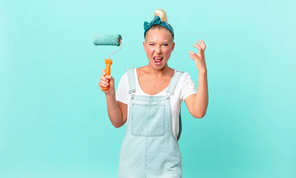 Bonita Mujer Rubia Gritando Con Las Manos Alto Pintando Una — Foto de Stock