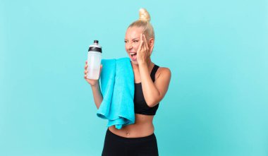 Güzel sarışın kadın mutlu, heyecanlı ve şaşırmış hissediyor. fitness konsepti