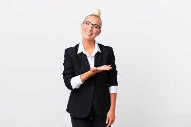 Güzel sarışın kadın neşeyle gülümsüyor, kendini mutlu hissediyor ve bir konsept gösteriyor. iş kavramı