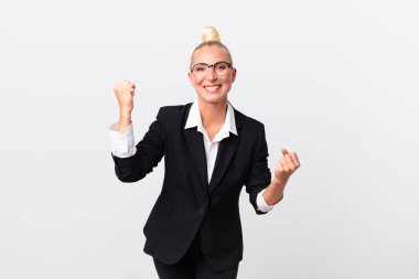 Güzel sarışın kadın sinirli bir ifadeyle agresif bir şekilde bağırıyor. iş kavramı