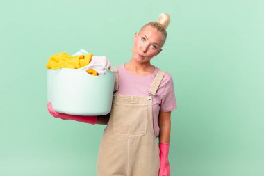 Şaşkın ve kafası karışmış görünen güzel sarışın kadın çamaşır konsepti.