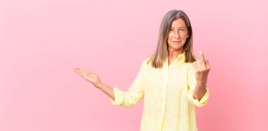 Oldukça orta yaşlı bir kadın sinirli, sinirli, asi ve agresif hissediyor.