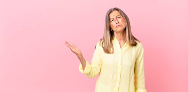 Güzel orta yaşlı bir kadın üzgün ve mızmızlanıyor. Mutsuz bir bakışı ve ağlaması var.