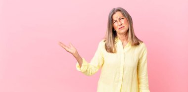 Kafası karışık ve kafası karışık orta yaşlı bir kadın.