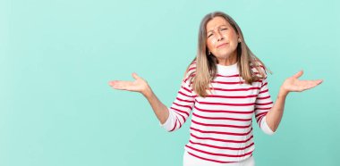 Güzel orta yaşlı kadın şaşkın, şaşkın ve şüpheci hissediyor.