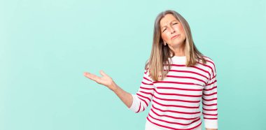 Güzel orta yaşlı bir kadın üzgün ve mızmızlanıyor. Mutsuz bir bakışı ve ağlaması var.