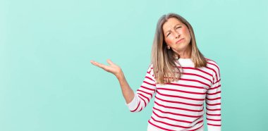 Kafası karışık ve kafası karışık orta yaşlı bir kadın.