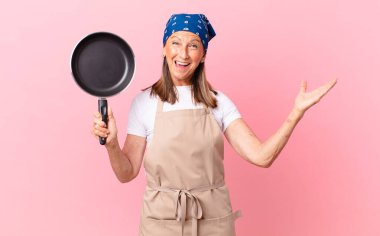 Oldukça orta yaşlı bir kadın mutlu hissediyor, bir çözüm ya da fikri fark edip elinde bir tava tutmasına şaşırıyor. Şef konsepti