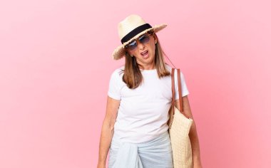 Oldukça orta yaşlı bir kadın kafası karışık ve şaşkın hissediyor. yaz konsepti