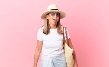 Oldukça orta yaşlı bir kadın iğreniyor, sinirleniyor ve dili dışarı çıkıyor. yaz konsepti