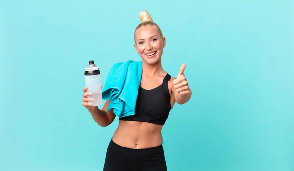 Mulher Loira Bonita Sentindo Orgulhosa Sorrindo Positivamente Com Polegares Para — Fotografia de Stock