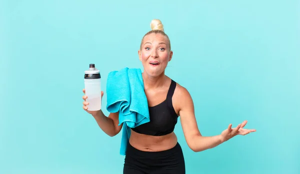 Pretty Blond Woman Amazed Shocked Astonished Unbelievable Surprise Fitness Concept — Stock Photo, Image