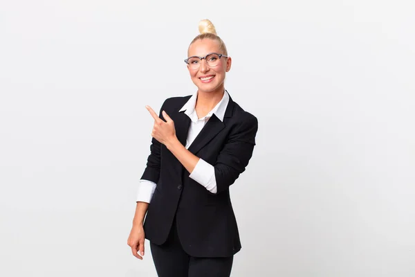 Mooie Blonde Vrouw Kijkt Opgewonden Verrast Wijzend Naar Zijkant Bedrijfsconcept — Stockfoto