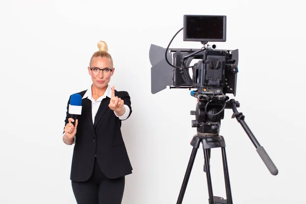 Die Hübsche Blonde Frau Lächelt Stolz Und Selbstbewusst Und Hält — Stockfoto