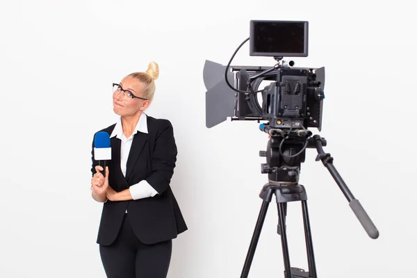 Bella Donna Bionda Che Stringe Spalle Sente Confusa Incerta Tiene — Foto Stock