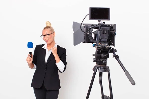 Güzel Sarışın Kadın Kibirli Başarılı Pozitif Gururlu Görünüyor Elinde Mikrofon — Stok fotoğraf